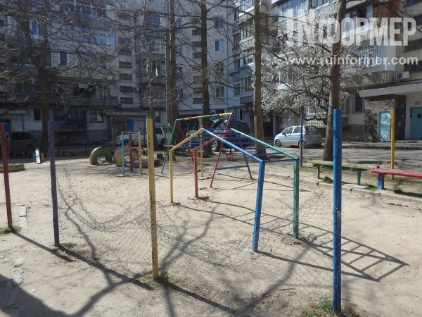 «Дети выжить не должны»? Площадка в севастопольском дворе