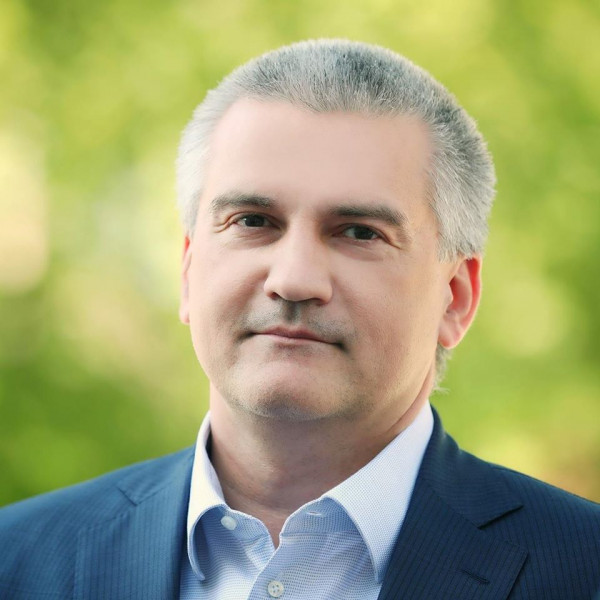 Глава Крыма поздравил православных в Пасхой