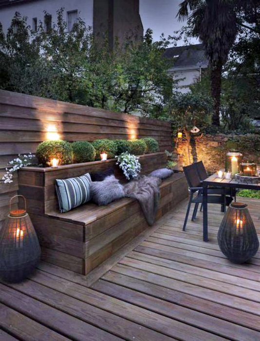 Уютный садовый диванчик.
