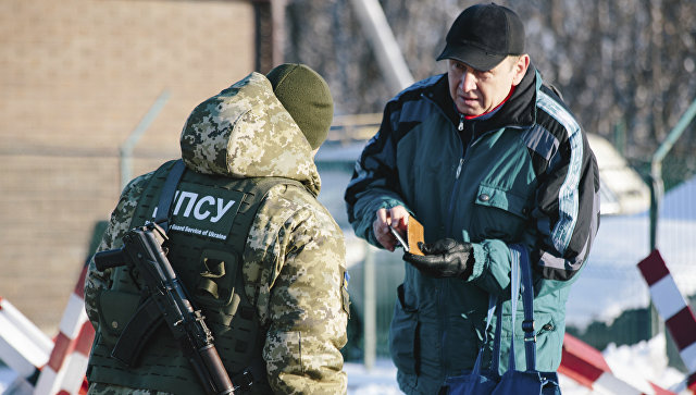 Украинский пограничник на контрольно-пропускном пункте Гоптовка на границе России и Украины. 30 ноября 2018 Украинский пограничник на контрольно-пропускном пункте Гоптовка на границе России и Украины. 30 ноября 2018
