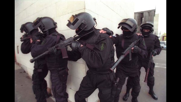 Для чего бойцы спецназа РФ кладут друг другу руку на плечо во время боя Для чего бойцы спецназа РФ кладут друг другу руку на плечо во время боя