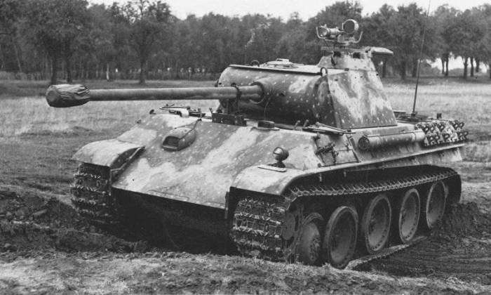 Немецкий танк Pz.Kpfw. V «Пантера» Ausf.G с установленным на командирской башенке прибором ночного видения «Шпербер» (Sperber FG 1250)./Фото: topwar.ru Немецкий танк Pz.Kpfw. V «Пантера» Ausf.G с установленным на командирской башенке прибором ночного видения «Шпербер» (Sperber FG 1250)./Фото: topwar.ru