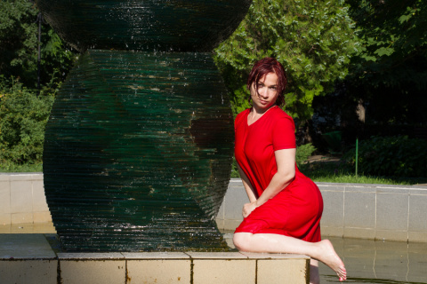 Мокрое тело. Женщина в красном в фонтанах Саратова