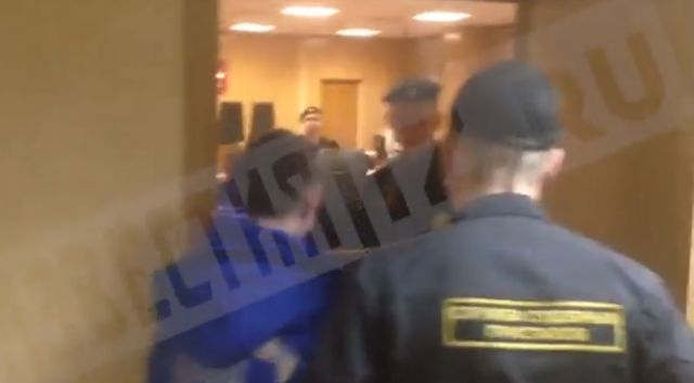 Видео: скорая прибыла в суд, где адвокат упал в обморок во время рассмотрения дела Захарченко