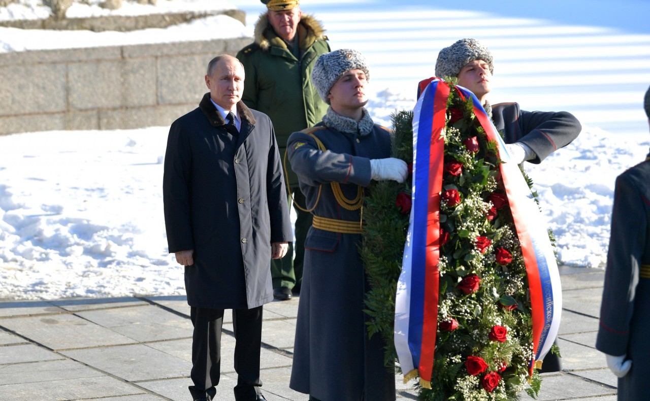 Во время посещения музея-заповедника «Сталинградская битва» на Мамаевом кургане. Владимир Путин возложил венок к Вечному огню в Зале воинской славы.