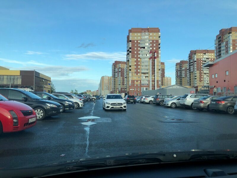 Короче - ты должен всем показать, что ты выше народа. И да - он припаркован Лакшери - не лакшери
(22 фото)