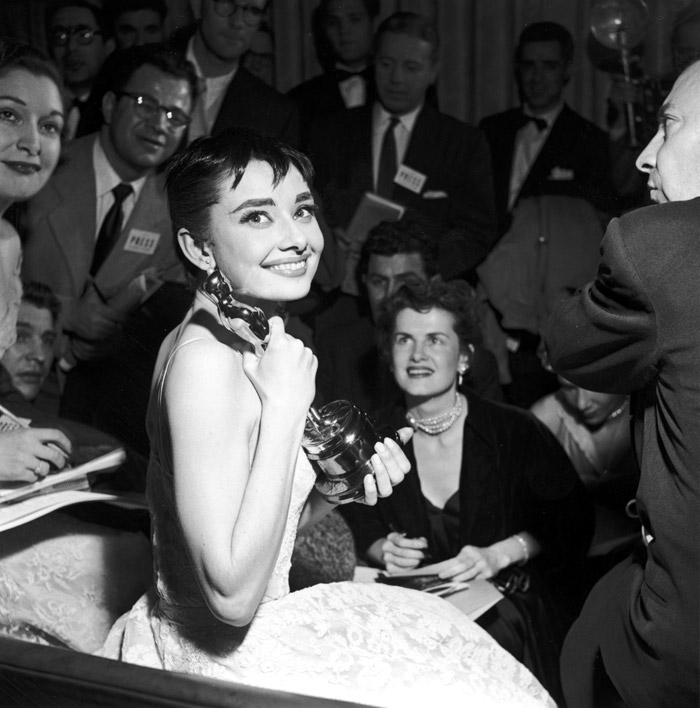 Одри Хепберн (Audrey Hepburn) в фотосессии на получении Оскара за лучшую женскую роль в фильме «Римские каникулы» (Roman Holiday) (1953), фото 9