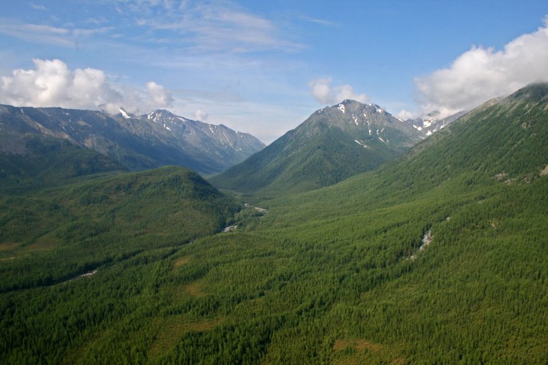 Позади последний перевал - от Утхума к Ие. Вид вверх по долине реки Хиаи (левый исток Ии). Слева, вдали, гора Адыр-Ой (2805,5 м)
