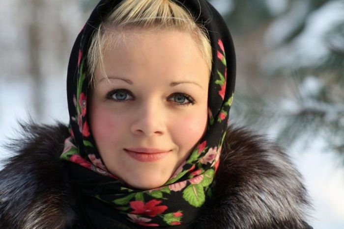Девушки в русских нарядах Девушки в русских нарядах