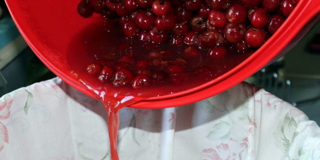 Разомните вишню и сцедите сок Разомните вишню и сцедите сок
