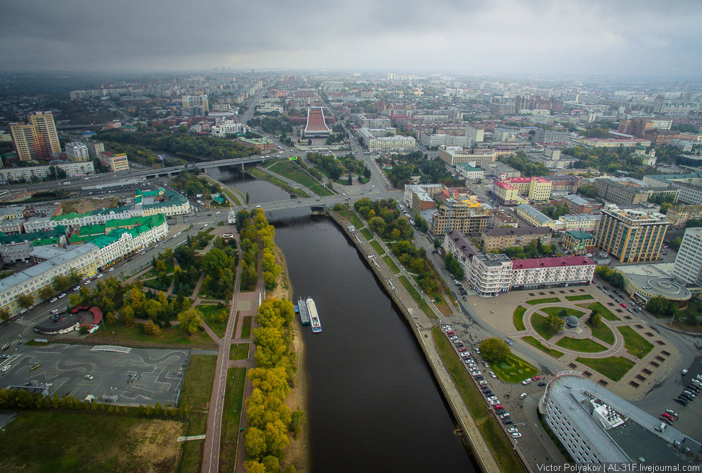 Омь и Музыкальный театр в центре кадра.