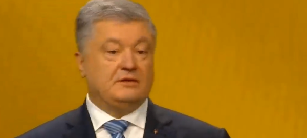 Некоторые люди на трансляции беспокоились за состояние Порошенко.