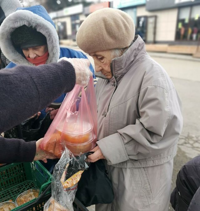 Голод и смерть: беднота Севастополя осталась без социальных обедов