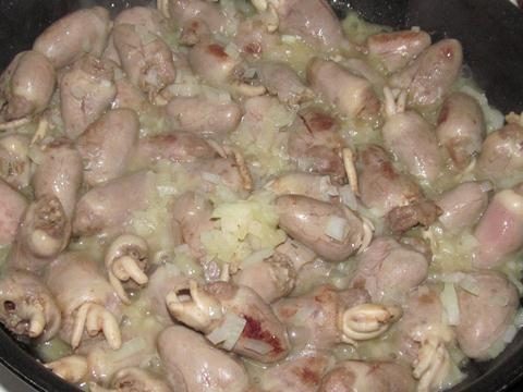 Куриные сердечки в сметане