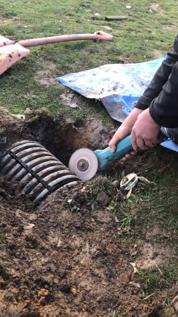 Две девочки гуляли по ферме и вдруг услышали плач из-под земли Две девочки гуляли по ферме и вдруг услышали плач из-под земли