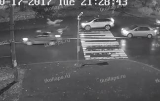 Видео: в Ленинградской области водитель сбил двух пешеходов на 