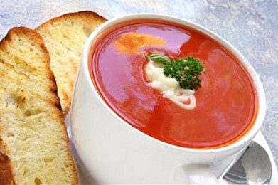 Итальянский томатный суп с хлебом