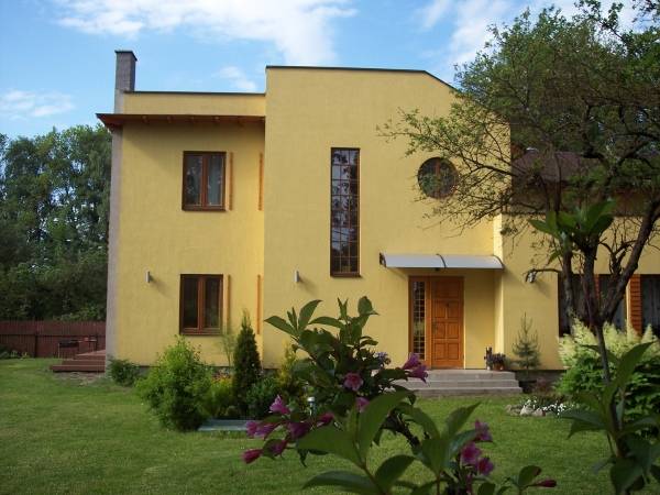 Желтый цвет фасада дома - яркий фасад дома фото