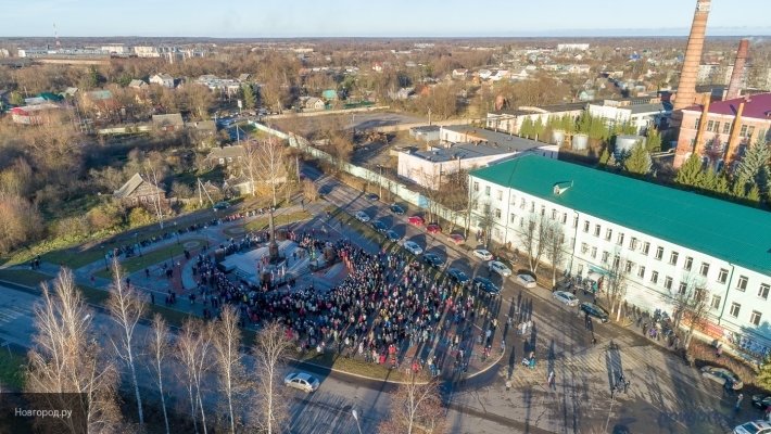 В Старой Руссе торжественно открыли стелу «Город воинской славы»