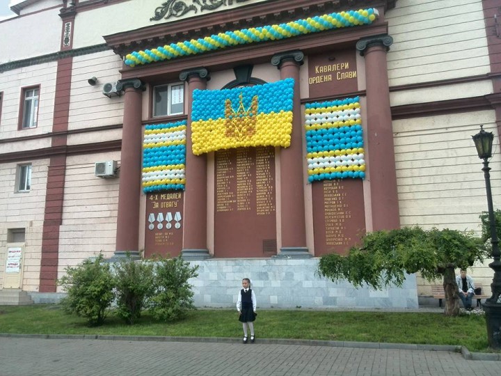 К приезду Порошенко в Одессе замаскировали Стену Героев К приезду Порошенко в Одессе замаскировали Стену Героев