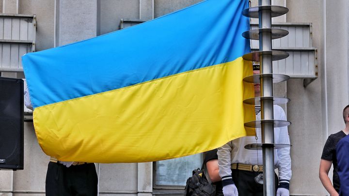 «Зиговали всем стадионом»: Азаров наглядно показал, как на Украине «нет нацизма» «Зиговали всем стадионом»: Азаров наглядно показал, как на Украине «нет нацизма»