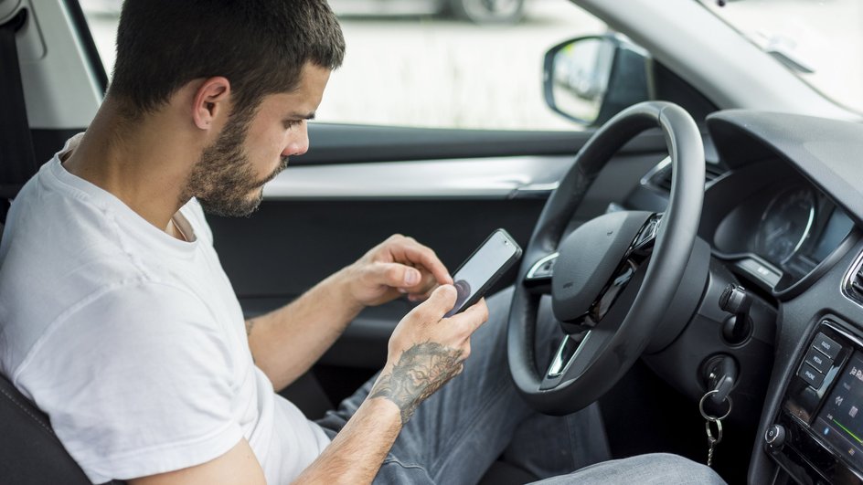 Психолог назвала способ отучиться сидеть в телефоне за рулем