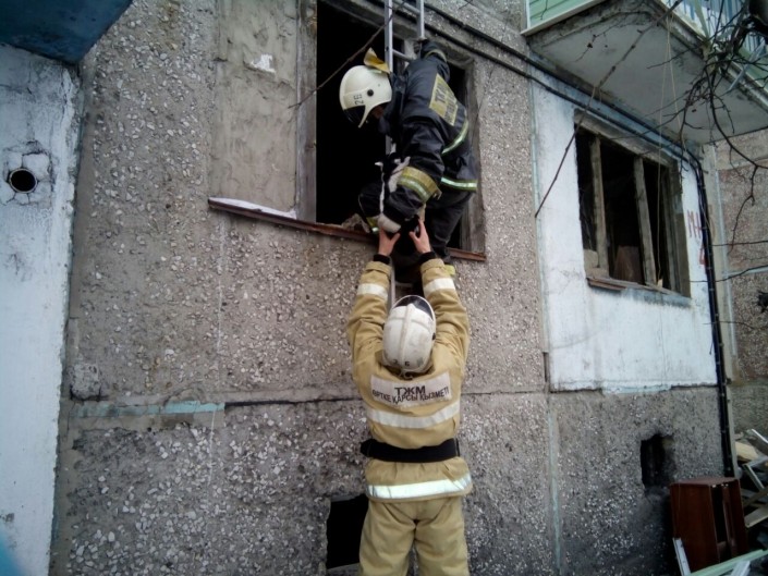 Спасатели вытащили кота женщины, потерявшей мужа и внука под завалами дома в Шахане