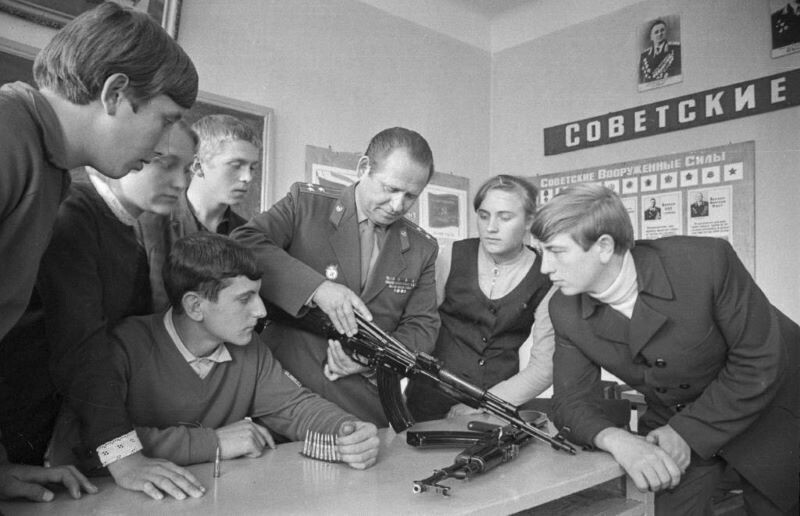 Важные предметы школ СССР, которые сейчас стали бесполезными 