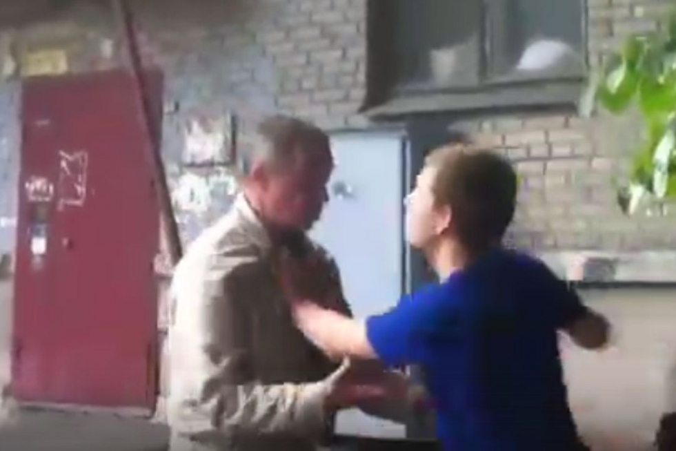 Преступление Группа подростков из Петербурга избивала детей и пенсионеров, снимая свои «подвиги» на видео. Молодые люди оказались участниками движения АУЕ Преступление Группа подростков из Петербурга избивала детей и пенсионеров, снимая свои «подвиги» на видео. Молодые люди оказались участниками движения АУЕ