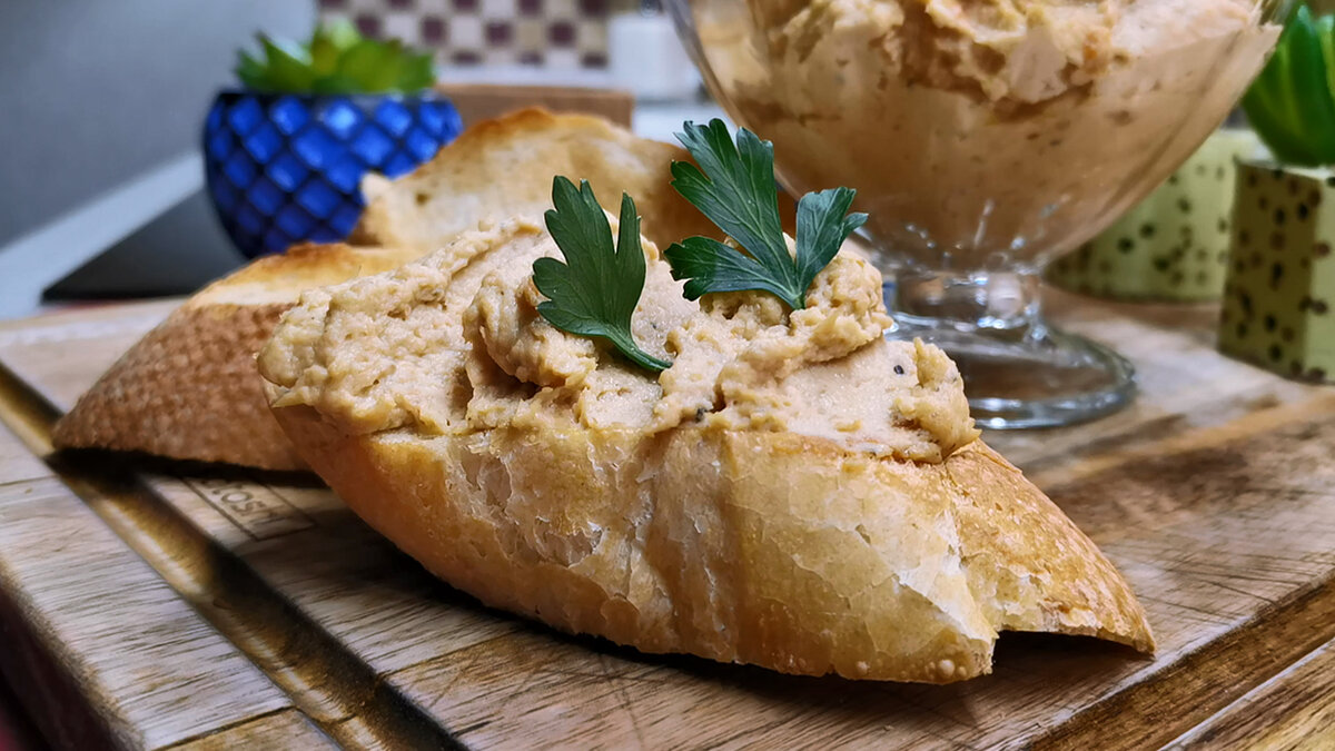 Мало кто делает паштет из курицы, а ведь это очень вкусно и недорого. Показываем, как мы готовим нежнейший домашний куриный паштет