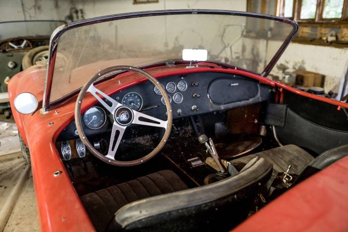 Салон Shelby Cobra 427 - одного из быстрейших автомобилей Америки 1960-х годов. | Фото: hagerty.com. Салон Shelby Cobra 427 - одного из быстрейших автомобилей Америки 1960-х годов. | Фото: hagerty.com.