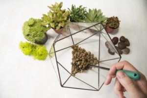 В качестве основания используют пластиковую решетку, которая защитит нижнюю часть сооружения. Другой вариант – создать дренаж из слоя керамзита или песка. Обязательное условие при обустройстве дна – это выполнение небольшого отверстия. Оно понадобится для слива грязной воды во время проведения очищающих мероприятий.