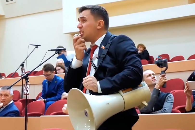 Навальный привлек внимание к депутату от КПРФ Бондаренко, который отстаивал свою позицию в Саратовской думе с мегафоном в руках