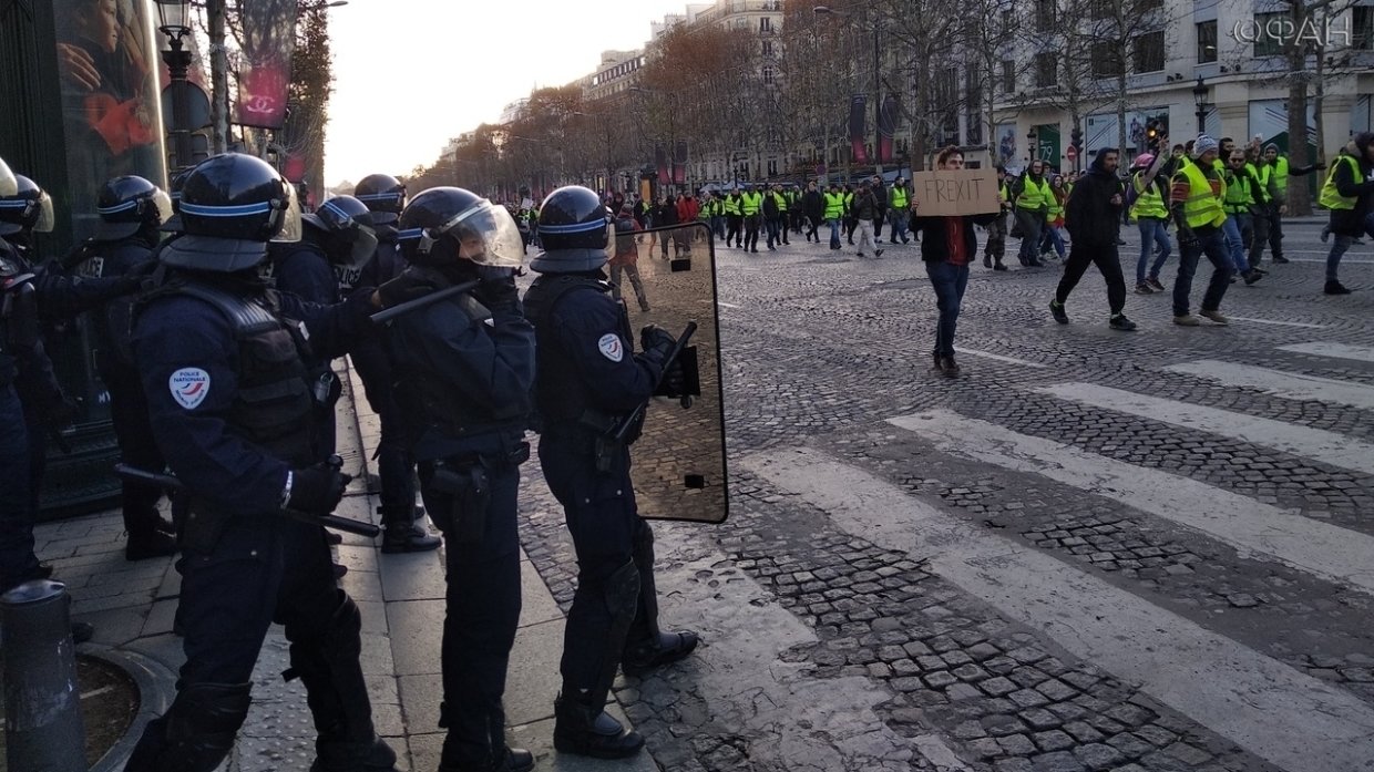 Количество протестующих во Франции перевалило за 60 тысяч
