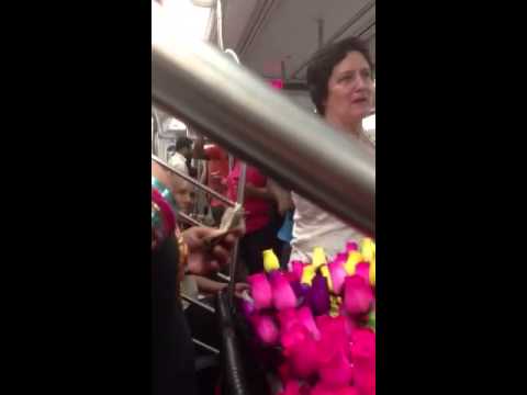 Он купил 140 роз у женщины в метро. Потом парень сделал нечто восхитительное!