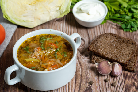Фото к рецепту: Заправочный суп из свежей капусты с мясом баранины