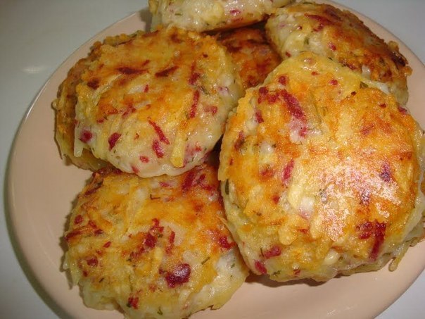 Драники с ветчиной, сыром и зеленью