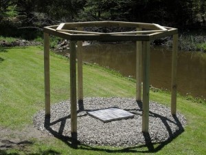 Посыпаем середину гравием, кладем плитку под костер