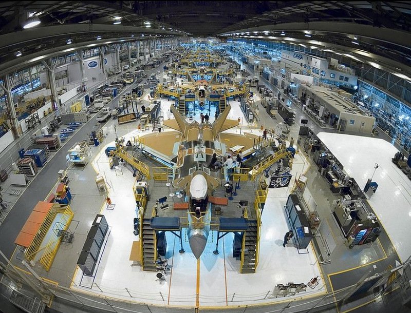 На заводе по сборке F-22