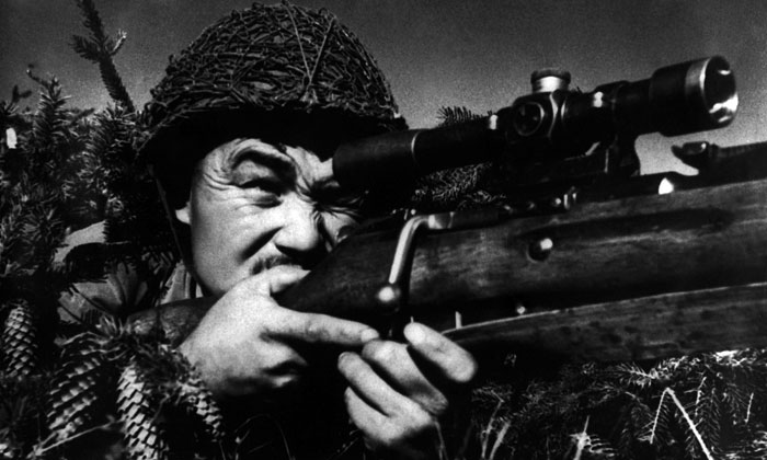 советский снайпер на огневой позиции