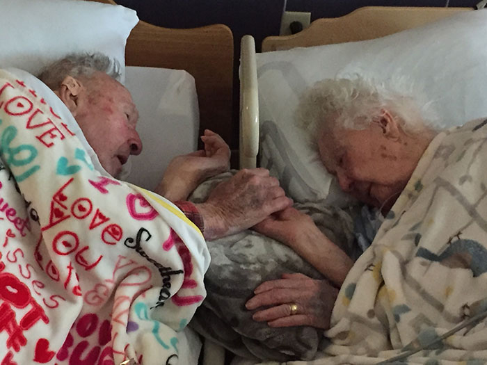 Моя 96-летняя бабушка с моим 100-летним дедушкой. Моя 96-летняя бабушка с моим 100-летним дедушкой.