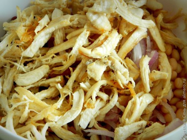Куриный салат с фасолью