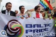 В первых рядах колонны выстроились руководители гей-движения Литвы, депутаты Сейма (в одну из них потом…