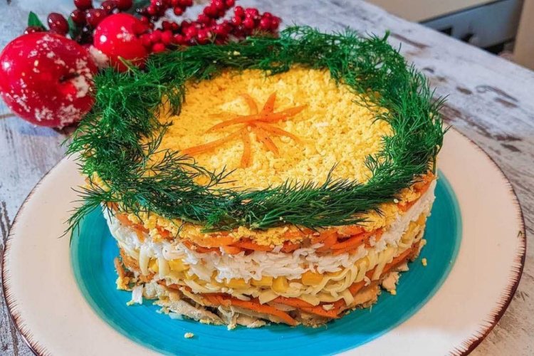 Слоеный салат с корейской морковью и кукурузой