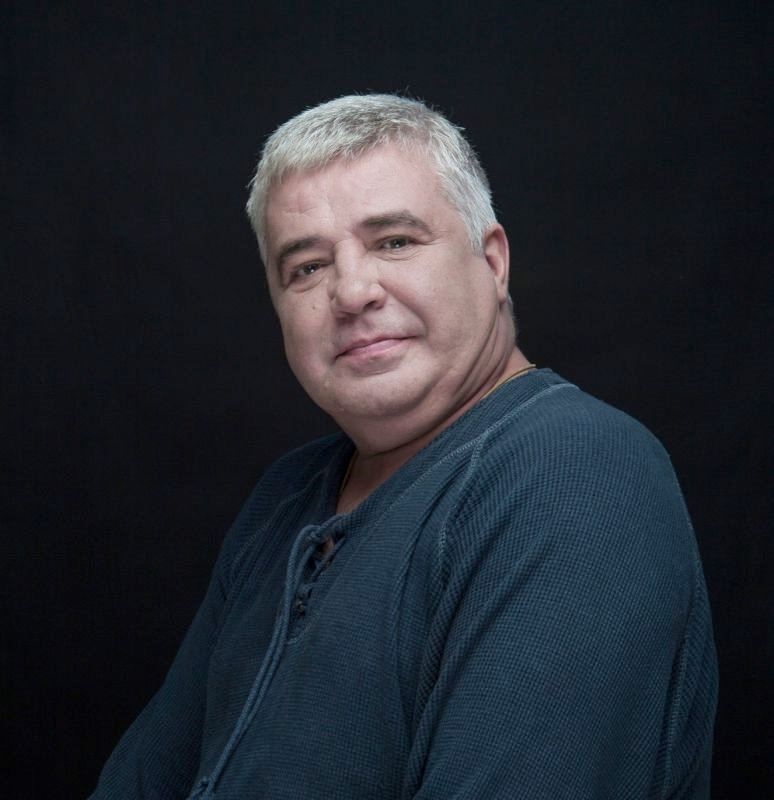 На 57-м году жизни таинственно скончался актер Виктор Кинах, игравший в театре имени Станиславского