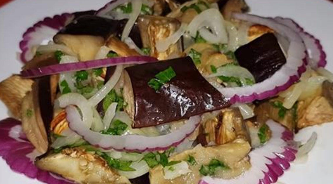Закуска из баклажанов с салатом из лука и зелени: и мяса не захочется Закуска из баклажанов с салатом из лука и зелени: и мяса не захочется