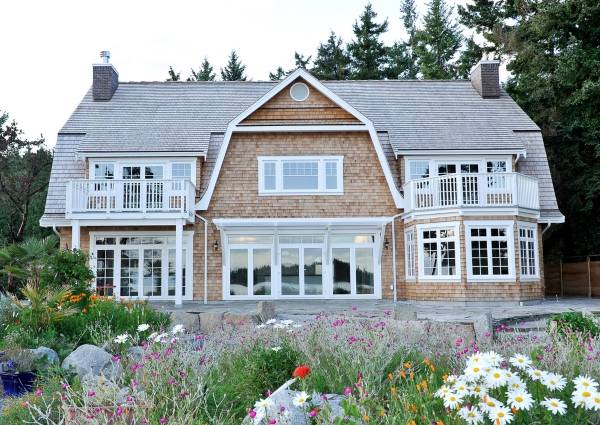 Стильная отделка фасада дома - фото облицовки черепицей