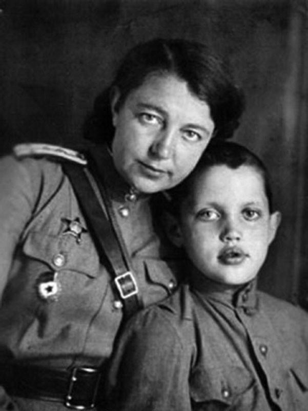 Знаменитости в кругу семьи. Фото из домашних архивов Знаменитости в кругу семьи. Фото из домашних архивов