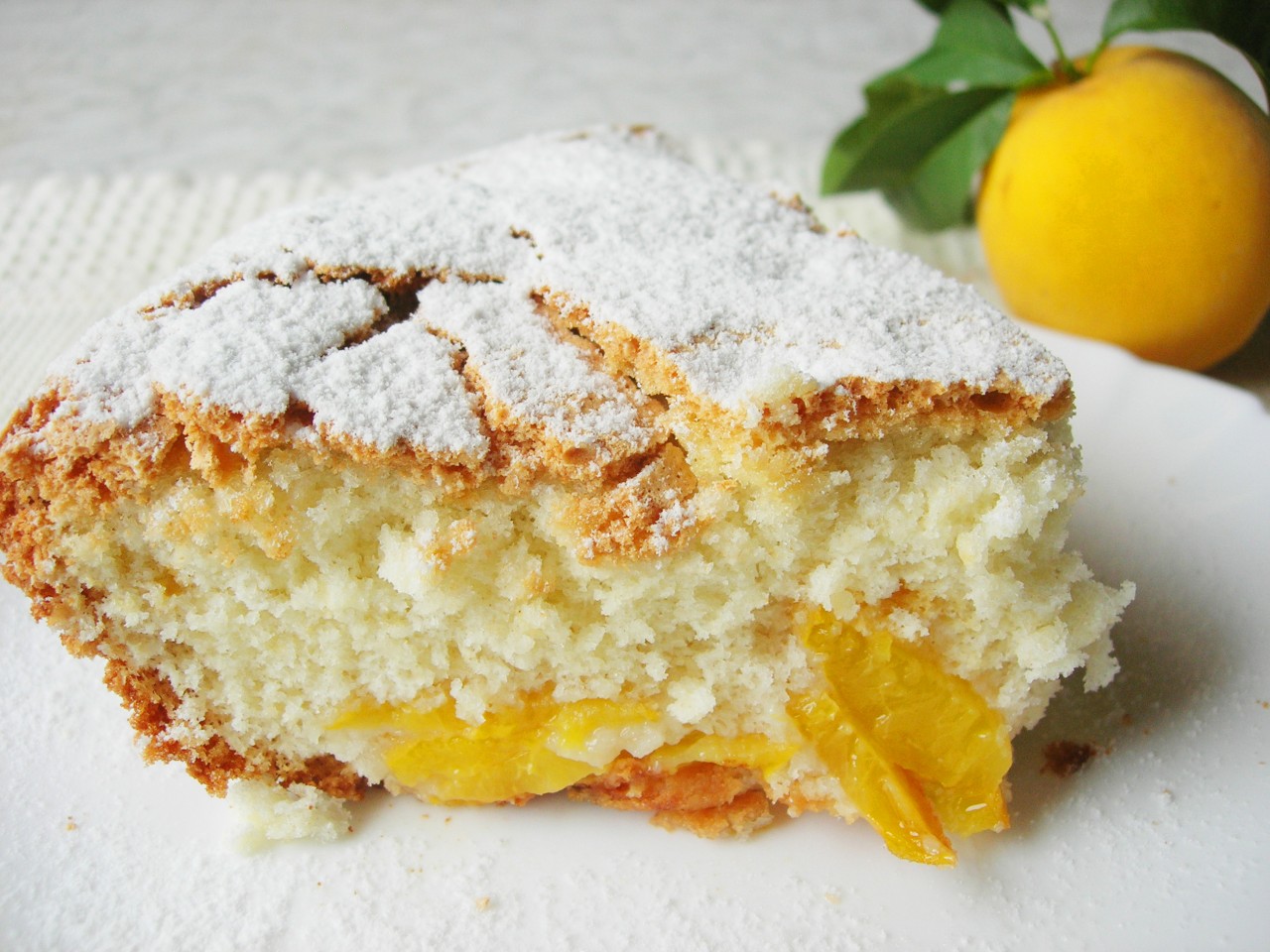 Шарлотка с персиками (яблоками). Рецепт еще из моего детства