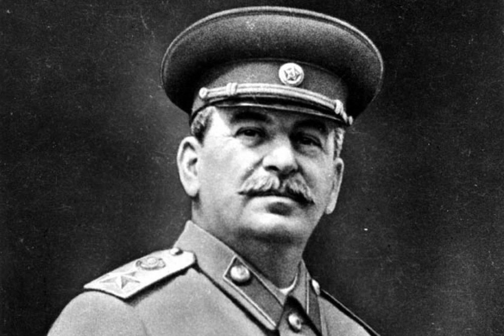 Иосиф Сталин: "Надо сказать, что погоны не нами придуманы. Мы наследники русской воинской славы. От нее не отказываемся..." Иосиф Сталин: "Надо сказать, что погоны не нами придуманы. Мы наследники русской воинской славы. От нее не отказываемся..."